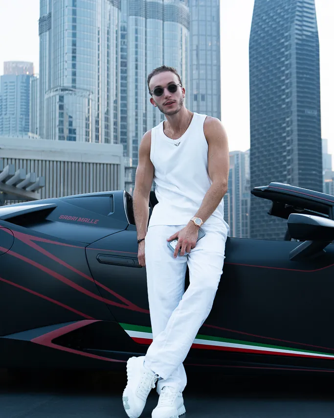 Sabri Malle en Dubái, con el Burj Khalifa detrás.