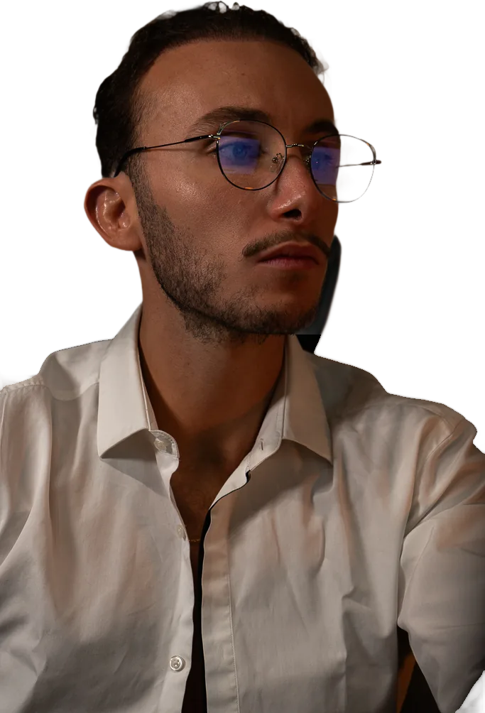 Sabri Malle, camisa blanca y gafas, en su despacho.